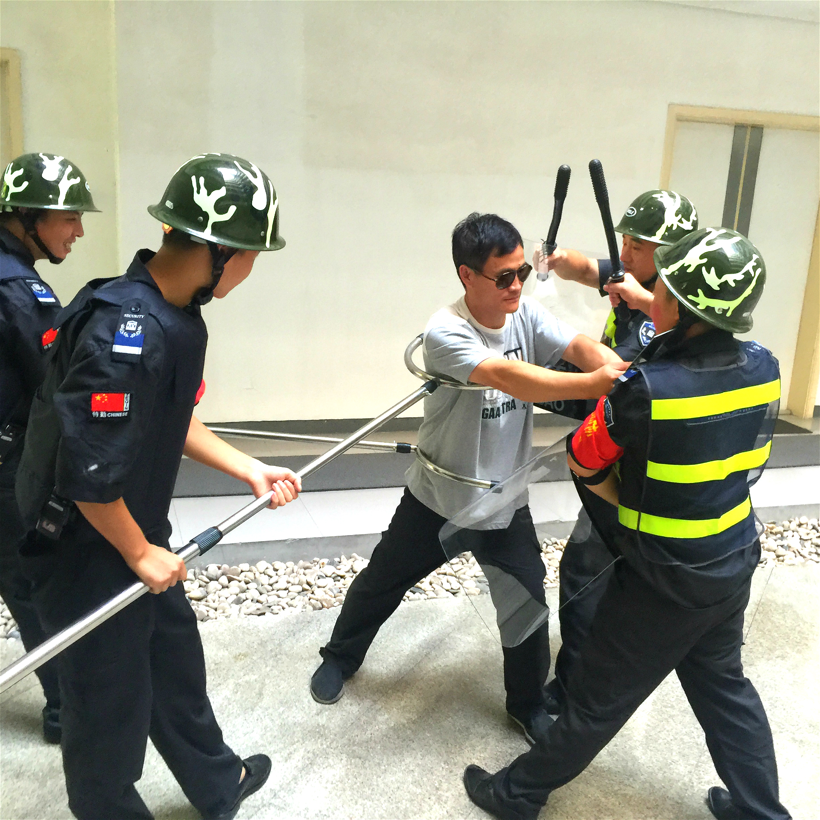 反恐防暴走进科技园，DB视讯
实战“暴徒”