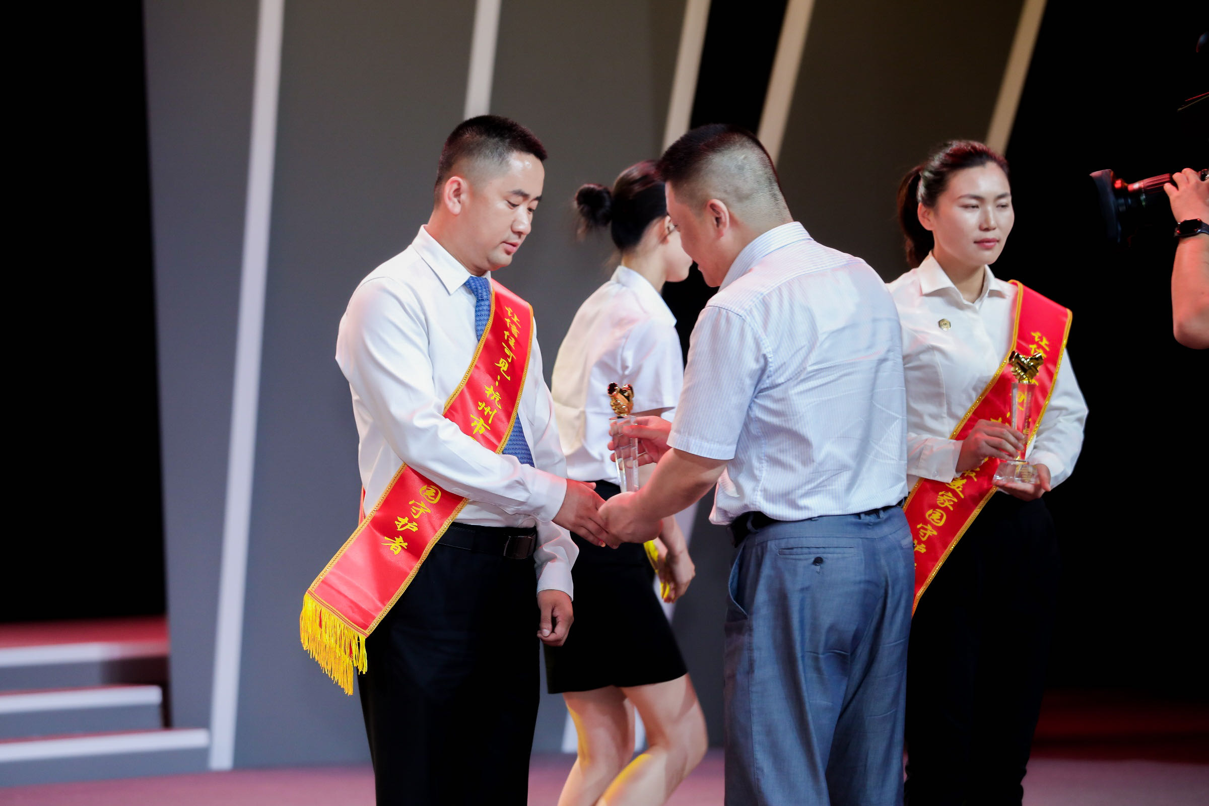 让信任可见|DB视讯
人刘亮获评杭州市“最美家园守护者”
